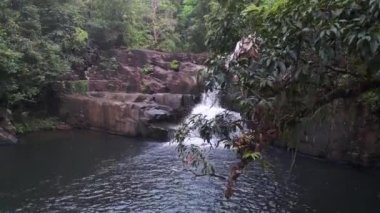 Tayland ve Orman Şelalesi Khlong Yai Kee Gölü Koh Kood Adası 2022 insansız hava aracı 4k... sinematik görüntü..