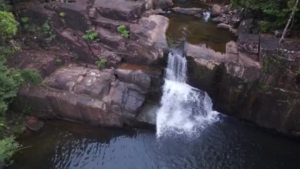 タイのジャングルの滝コッド島のKhlong Yai Kee湖2022 上からドローンで撮影された映像4K Hudシネマティック映像 — ストック動画