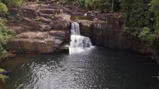 Thailand Jungle Waterfall Khlong Yai Kee Lake Koh Kood Island — Vídeos de Stock