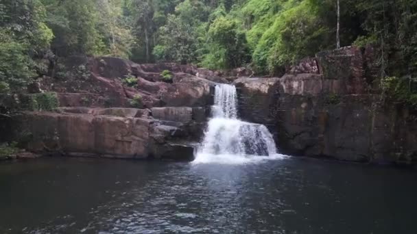 タイのジャングルの滝コッド島のKhlong Yai Kee湖2022パノラマ軌道ドローン4K Hudシネマティックフッテージ — ストック動画
