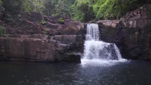 タイのジャングルの滝Khlong Yai Kee湖 コッド島2022 上昇ドローン4K Hudシネマティックフッテージ — ストック動画