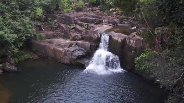 タイのジャングルの滝コッド島のKhlong Yai Kee湖2022パノラマ軌道ドローン4K Hudシネマティックフッテージ — ストック動画