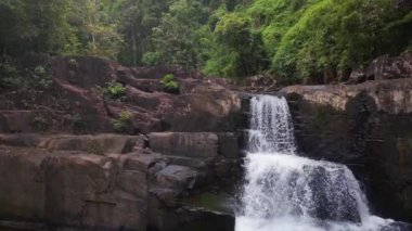 Tayland ve Orman Şelalesi Khlong Yai Kee Gölü Koh Kood Adası 2022 'de İHA 4k üzerinde uçuyor..
