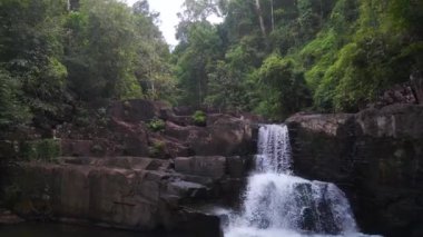 Tayland ve Orman Şelalesi Khlong Yai Kee Gölü Koh Kood Adası 2022 'de İHA 4k üzerinde uçuyor..
