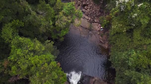 タイのジャングルの滝Khlong Yai Kee湖 コッド島2022 チルアップドローン4K Hudシネマティックフッテージ — ストック動画