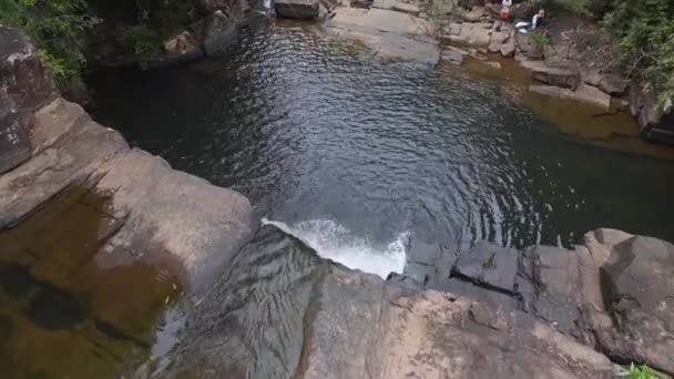 タイのジャングル滝コッド島のKhlong Yai Kee湖2022 ドローントップダウンビュー上4K Hudシネマティックフッテージ — ストック動画