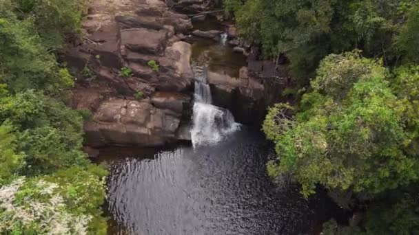 タイのジャングルの滝コッド島のKhlong Yai Kee湖2022 降下ドローン4K Hudシネマティックフッテージ — ストック動画