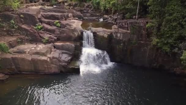 タイのジャングルの滝コッド島のKhlong Yai Kee湖2022パノラマの概要ドローン4K Hudシネマティックフッテージ — ストック動画
