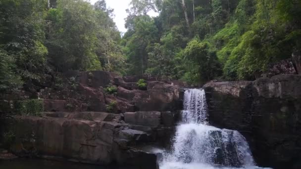 タイのジャングルの滝Khlong Yai Key湖 コッド島2022 上空飛行ドローン4K Hudシネマティックフッテージ — ストック動画
