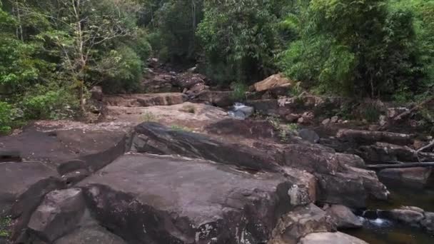 タイのジャングルの滝Khlong Yai Kee湖 コッド島2022 フライ逆ドローン4K Hudシネマティックフッテージ — ストック動画