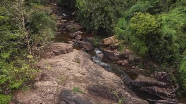 タイのジャングルの滝Khlong Yai Kee湖 コッド島2022 上昇ドローン4K Hudシネマティックフッテージ — ストック動画