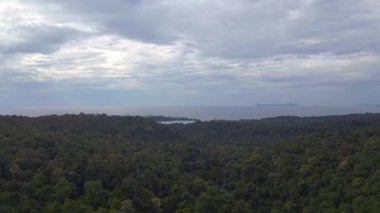 Koh Kood Adası 2022 Panorama 'da bulunan Khlong Şelalesi Khlong Yai Kee Gölü insansız hava aracı 4k... sinematik görüntüler..