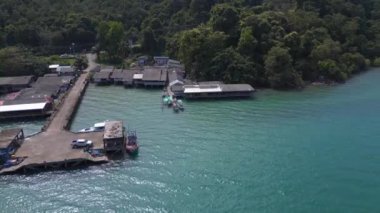 İskeleli feribot koh chang adası thailand 2022 panorama genel görünümü insansız hava aracı 4k -- sinematik görüntüler.