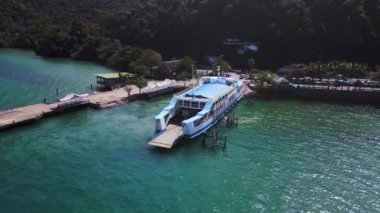 İskeleli feribot koh chang adası thailand 2022 panorama yörünge insansız hava aracı 4k -- sinematik görüntü.