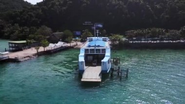 İskeleli feribot koh chang adası thailand 2022 panorama yörünge insansız hava aracı 4k -- sinematik görüntü.