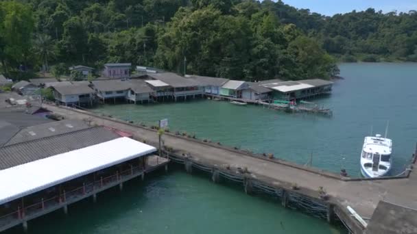 Muelle Embarcadero Ferry Koh Chang Isla Thailand 2022 Sobrevuelo Volar — Vídeos de Stock