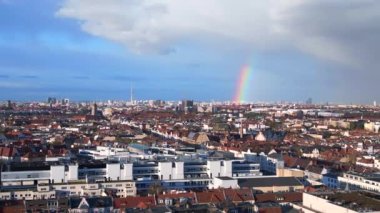 Berlin üzerinde gökkuşağı, Almanya 'da yağmurlu gri bulutlu gökyüzü bölgesi mitte. Panorama genel bakış İHA 4k Sinematik görüntüler.