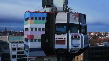 Berlin üzerinde gökkuşağı, Almanya 'da yağmurlu gri bulutlu gökyüzü bölgesi mitte. Hız rampası Hiperlapse hızlandırılmış zaman aşımı 4k uhd sinematik görüntüler.