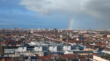 Berlin üzerinde gökkuşağı, Almanya 'da yağmurlu gri bulutlu gökyüzü bölgesi mitte. boom sol İHA 'ya kayıyor 4k uhd Sinematik görüntüler.