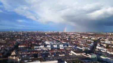 Berlin üzerinde gökkuşağı, Almanya 'da yağmurlu gri bulutlu gökyüzü bölgesi mitte. Panorama genel bakış İHA 4k Sinematik görüntüler.