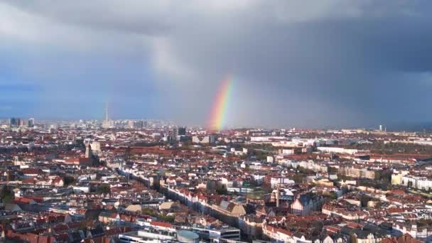 Szivárvány Berlin Város Felett Esős Szürke Felhős Kerület Mitte Németországban — Stock videók