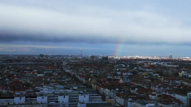 Arco Íris Sobre Cidade Berlim Mitte Distrito Céu Nublado Cinza — Vídeo de Stock