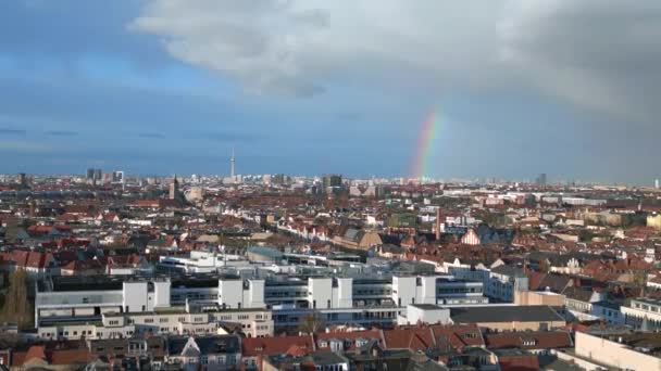 Regenboog Berlijn Stad Regenachtige Grijze Bewolkte Lucht District Mitte Duitsland — Stockvideo