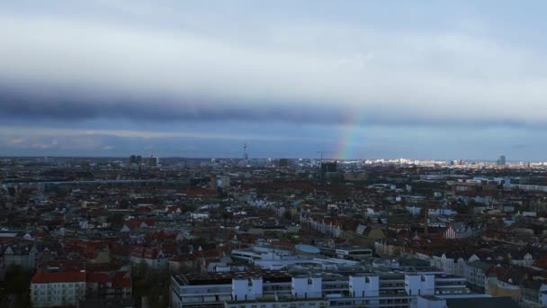 Regenboog Berlijn Stad Regenachtige Grijze Bewolkte Lucht District Mitte Duitsland — Stockvideo