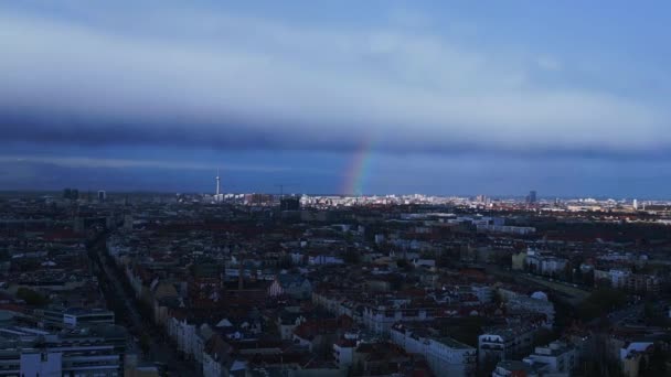 Duha Nad Městem Berlín Deštivá Šedá Zamračená Nebeská Rukavice Německu — Stock video