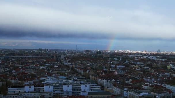 Arco Iris Sobre Ciudad Berlín Gris Lluvioso Cielo Nublado Mitte — Vídeo de stock