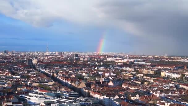 Regenbogen Über Der Berliner City Regnergrauer Bewölkter Himmel Der Mitte — Stockvideo