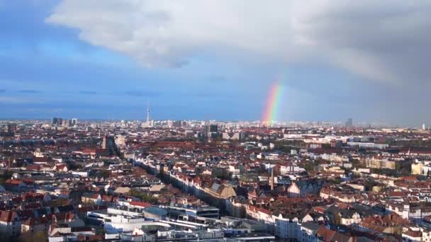 Duha Nad Městem Berlín Deštivá Šedá Zamračená Nebeská Rukavice Německu — Stock video