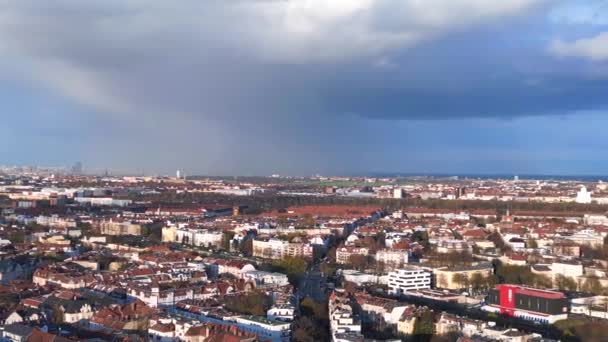 Tęcza Nad Berlińskim Miastem Deszczowa Szara Zachmurzona Rękawica Powiatowa Niemczech — Wideo stockowe