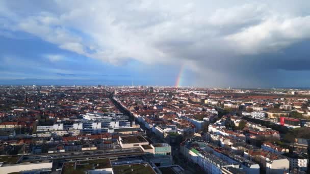 Arco Iris Sobre Ciudad Berlín Gris Lluvioso Cielo Nublado Mitte — Vídeos de Stock