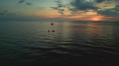 rüya gün batımı yalnız plaj cennet adası koh chang, thailand 2022 geniş yörünge göz drone 4k -- sinematik görüntü.