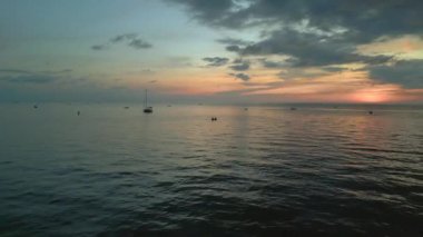 Ada Koh Chang, Tayland 2022. 4fly back drone 4k Sinematik görüntüler.
