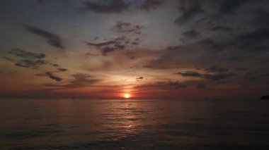 Tek başına kumsalda gün batımını hayal et cennet adası Koh Chang, Tayland 2022 İHA 4k üzerinde uç. Sinema görüntüsü..