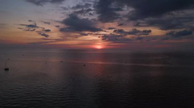 Sahil Cennet Adası Koh Chang, Tayland, 2022 'de gün batımını hayal et. İHA 4k' ye yükseliyor. Sinematik görüntüler..