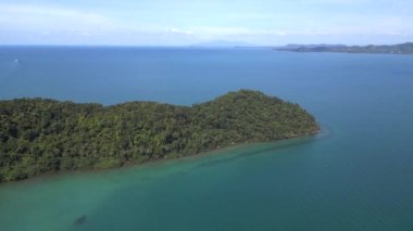 Orman adası Koh Chang Tayland ve 2022 İHA 4K 'dan iniyor. Sinema görüntüleri..