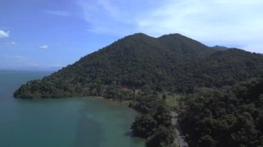Orman Adası Koh Chang Tayland ve 2022. İHA 4k ters uçakla uçun. Sinematik görüntüler..