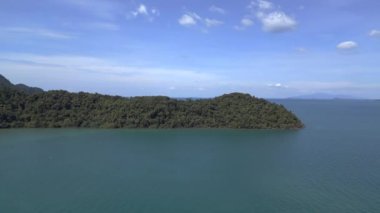 Orman adası Koh Chang Tayland ve 2022 geniş yörünge görüntüleme insansız hava aracı 4k uhd sinematik görüntü.
