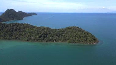 Orman adası Koh Chang Tayland ve 2022 Panorama Yörüngesi insansız hava aracı 4k uhd sinematik görüntü.