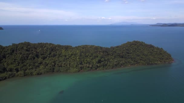 Остров Джунглей Чанг Таиланд 2022 Вращение Левого Дрона Uhd Кинематографические — стоковое видео