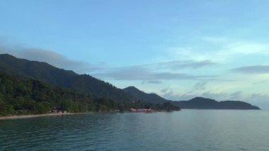 Yalnız Sahil Rüyası Cennet Adası Koh Chang, Tayland ve 2022. Hava Aracı 4k 'a kayıyor. Sinema görüntüsü..