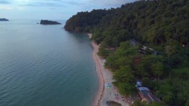 Issız Sahil Rüyası Cennet Adası Koh Chang, Tayland 2022 İHA 4K 'dan iniyor. Sinematik görüntüler..