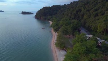 Yalnız Sahil Rüyası Cennet Adası Koh Chang, Tayland 2022. İHA 'yı ters uçur..