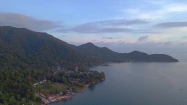 Yalnız Sahil Rüyası Cennet Adası Koh Chang, Tayland ve 2022 Panorama İnsansız Hava Aracı 4k sinematik görüntüler.