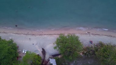 Yalnız Plaj rüya adası koh chang, thailand 2022 dikey kuş bakışı drone 4k -- sinematik görüntü.