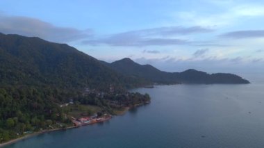 Yalnız Sahil Rüyası Cennet Adası Koh Chang, Tayland ve 2022 Panorama İnsansız Hava Aracı 4k sinematik görüntüler.