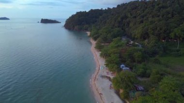 Yalnız Sahil Rüyası Cennet Adası Koh Chang, Tayland 2022 İHA 4k üzerinde uçar uhd sinematik görüntüler..